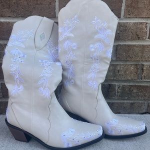 Cream and Silver/White Cowgirl Boots